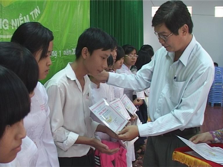 Hơn 1 300 học sinh vượt khó học tốt được nhận học bổng Trần Đại Nghĩa